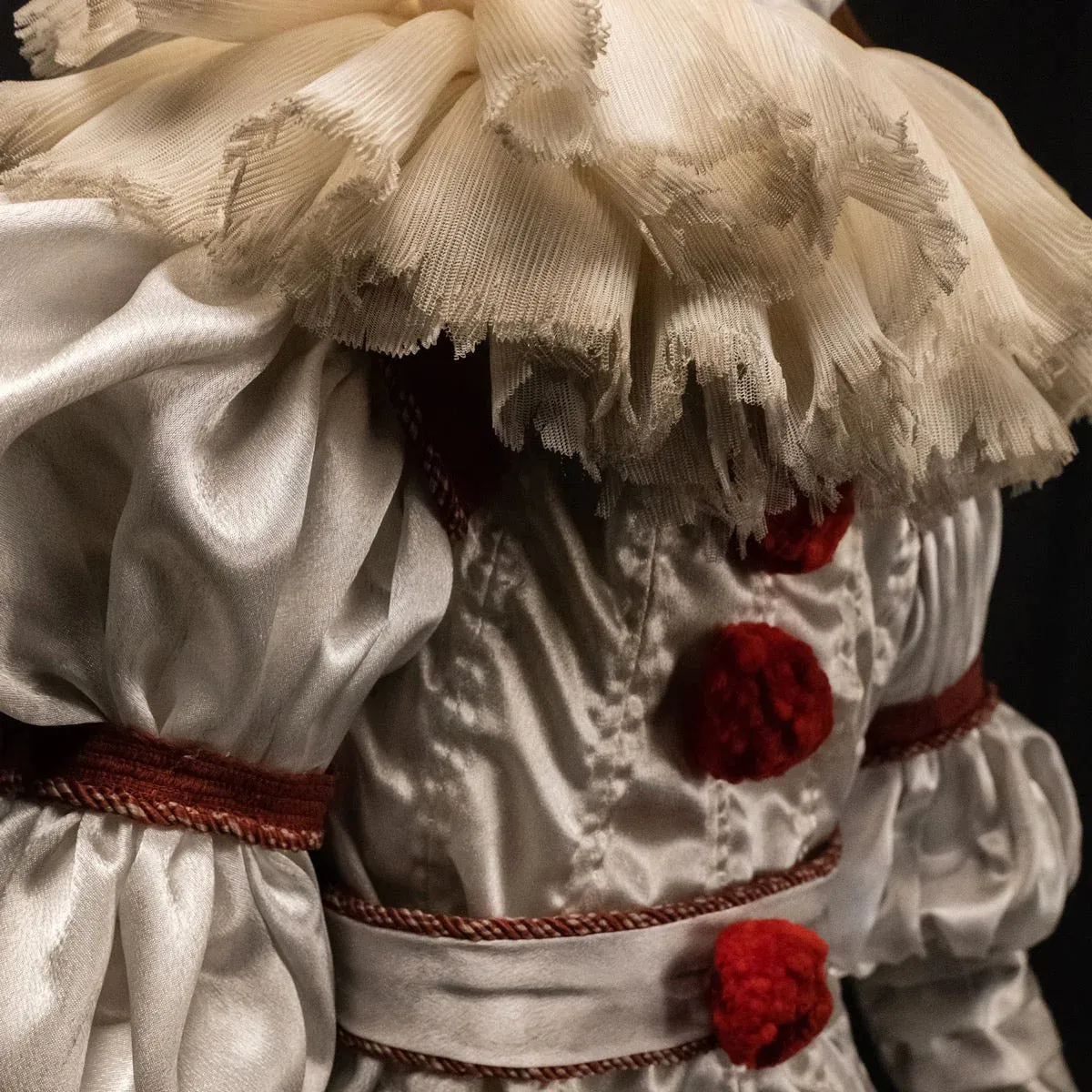 IT - PENNYWISE PREMIUM SCALE DOLL