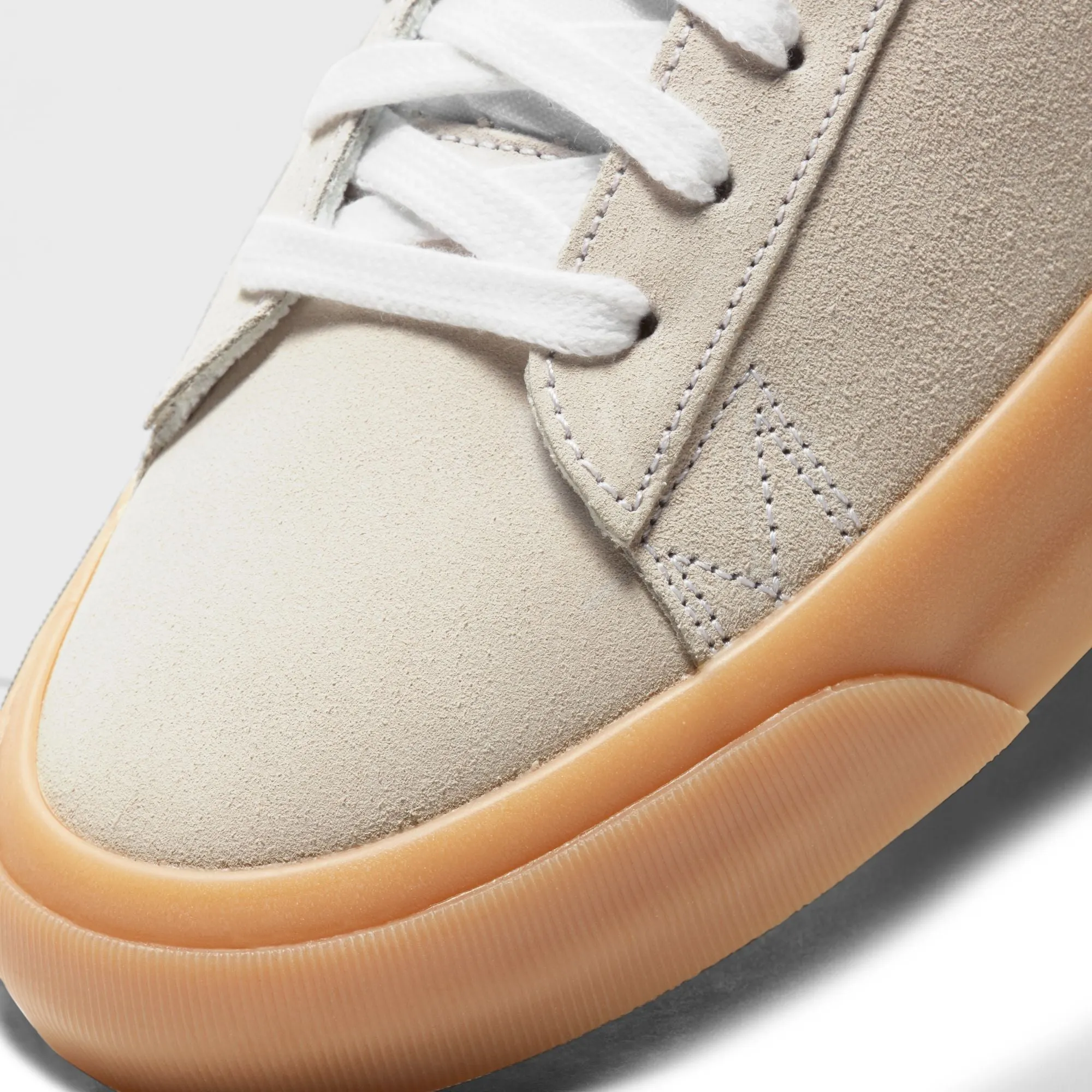 Nike SB - Zoom Blazer Low Pro Gt in White/Black/Gum